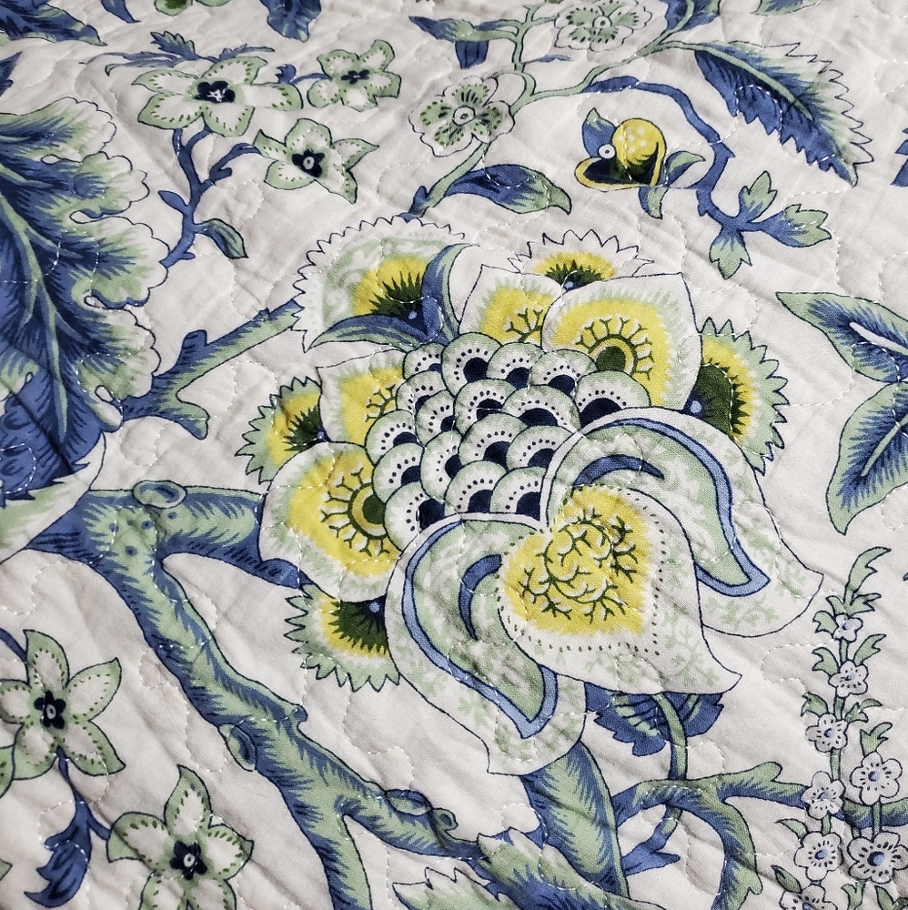 Queen Reversible Quilt Set